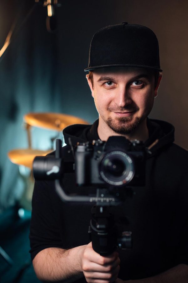 young-professional-videographer-holding-camera-on-resize.jpg young-professional-videographer-holding-camera-on-resize.jpg